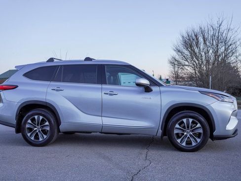 Used 2021 Toyota Highlander XLE FWD image 9