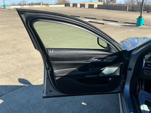 Used 2016 BMW 750i xDrive image 29