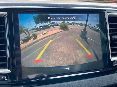 Used 2024 Chrysler Pacifica Touring-L image 21