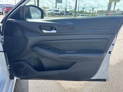 Used 2025 Nissan Altima 2.5 SV FWD image 17