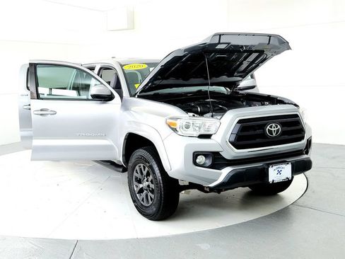 Used 2020 Toyota Tacoma SR5 AWD/4WD image 9