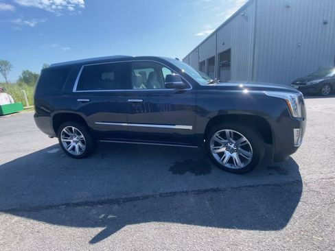 Certified 2020 Cadillac Escalade Premium Luxury AWD/4WD image 2