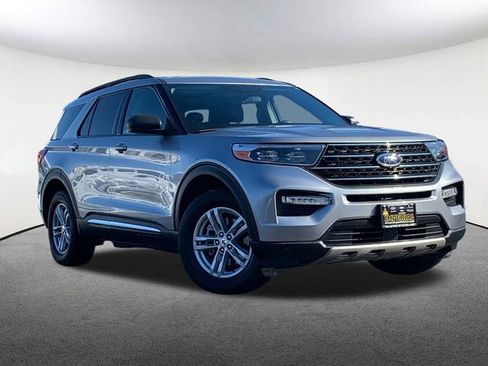 Used 2022 Ford Explorer XLT w/ Equipment Group 202A image 2