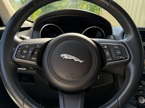 Used 2017 Jaguar F-PACE Prestige image 21