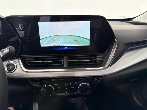 Used 2025 Chevrolet Trax LT FWD image 16