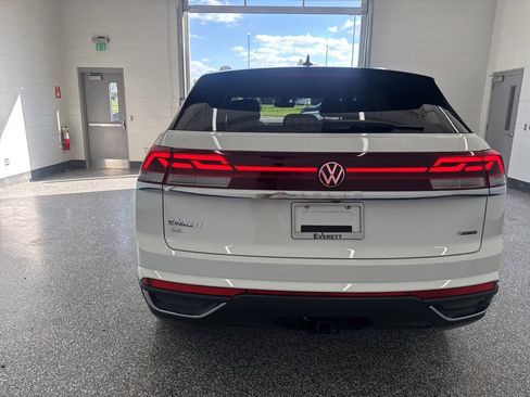 Used 2025 Volkswagen Atlas Cross Sport SE image 3