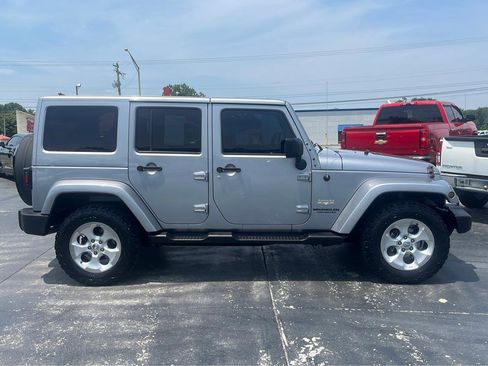 Used 2015 Jeep Wrangler Unlimited Sahara w/ Connectivity Group AWD/4WD image 2