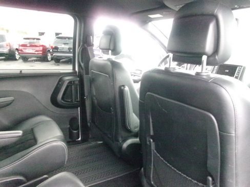 Used 2018 Dodge Grand Caravan SXT w/ Driver Convenience Group image 25