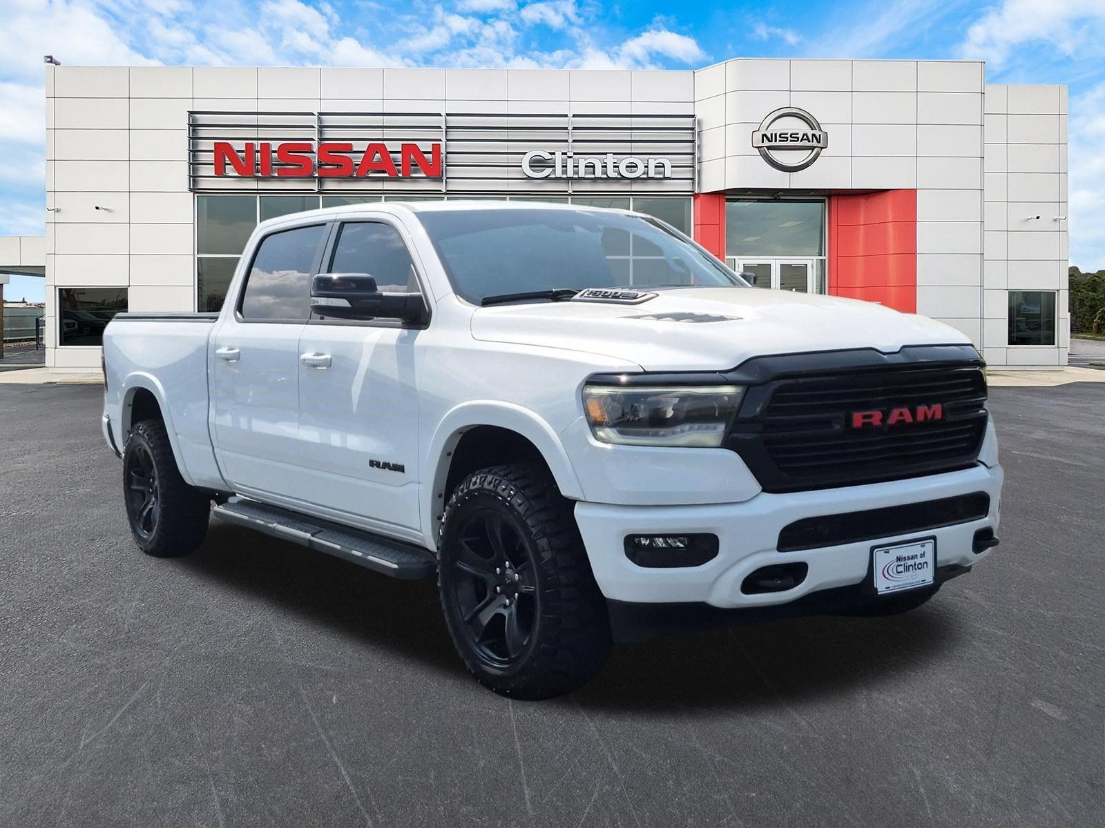Used 2022 RAM 1500 Laramie AWD/4WD image 1