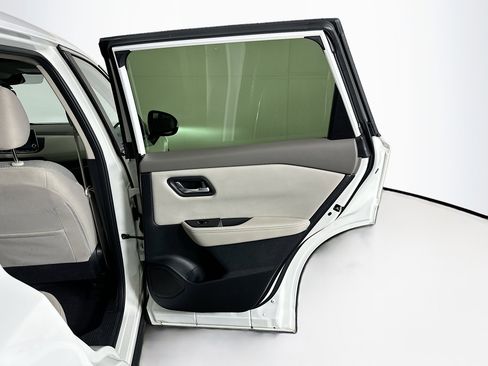 Used 2025 Nissan Rogue SV image 29