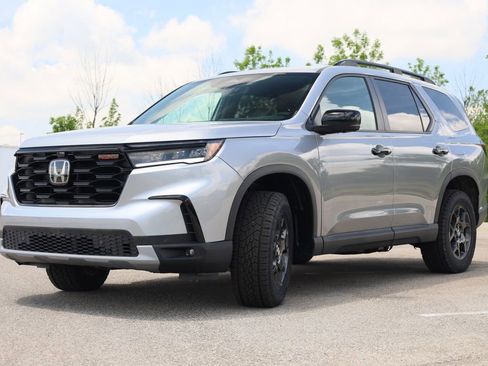 New 2025 Honda Pilot TrailSport image 3