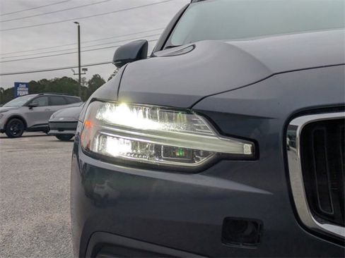 Used 2020 Volvo V60 T5 Momentum image 10