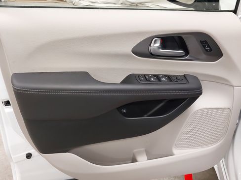 Used 2024 Chrysler Pacifica Select image 24