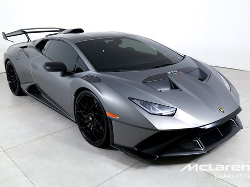 Used 2021 Lamborghini Huracan STO RWD image 3