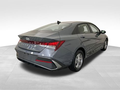 Certified 2025 Hyundai Elantra SE FWD image 5