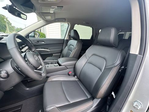 Used 2025 Nissan Pathfinder SL AWD/4WD image 12