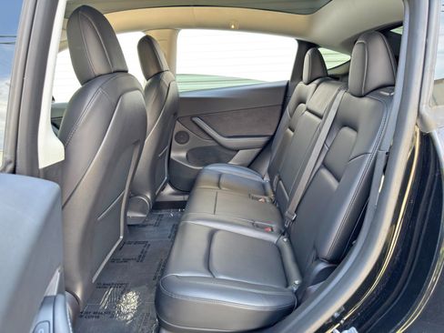 Used 2022 Tesla Model Y Long Range AWD/4WD image 40