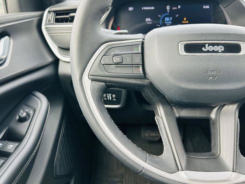 Used 2023 Jeep Grand Cherokee Altitude image 17