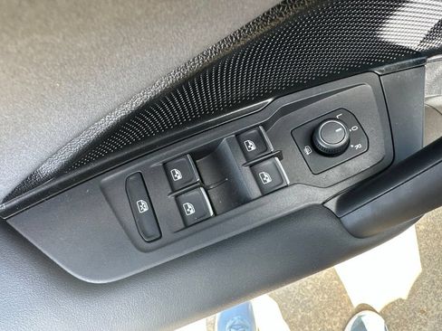 Used 2025 Volkswagen Tiguan SE AWD/4WD image 17