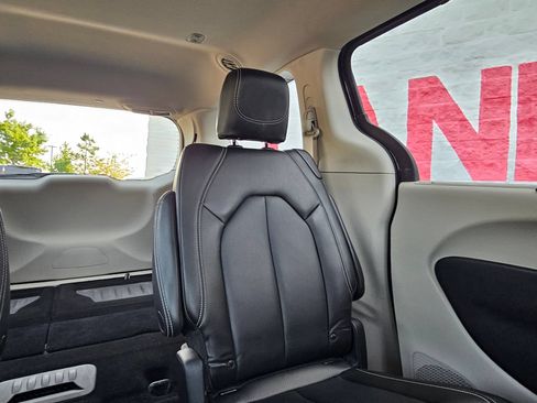 Used 2023 Chrysler Pacifica Touring-L FWD image 26
