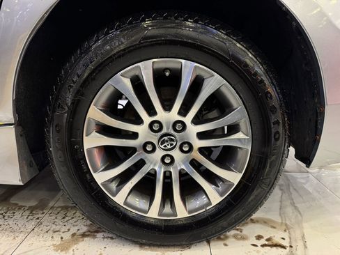 Used 2020 Toyota Sienna XLE image 8