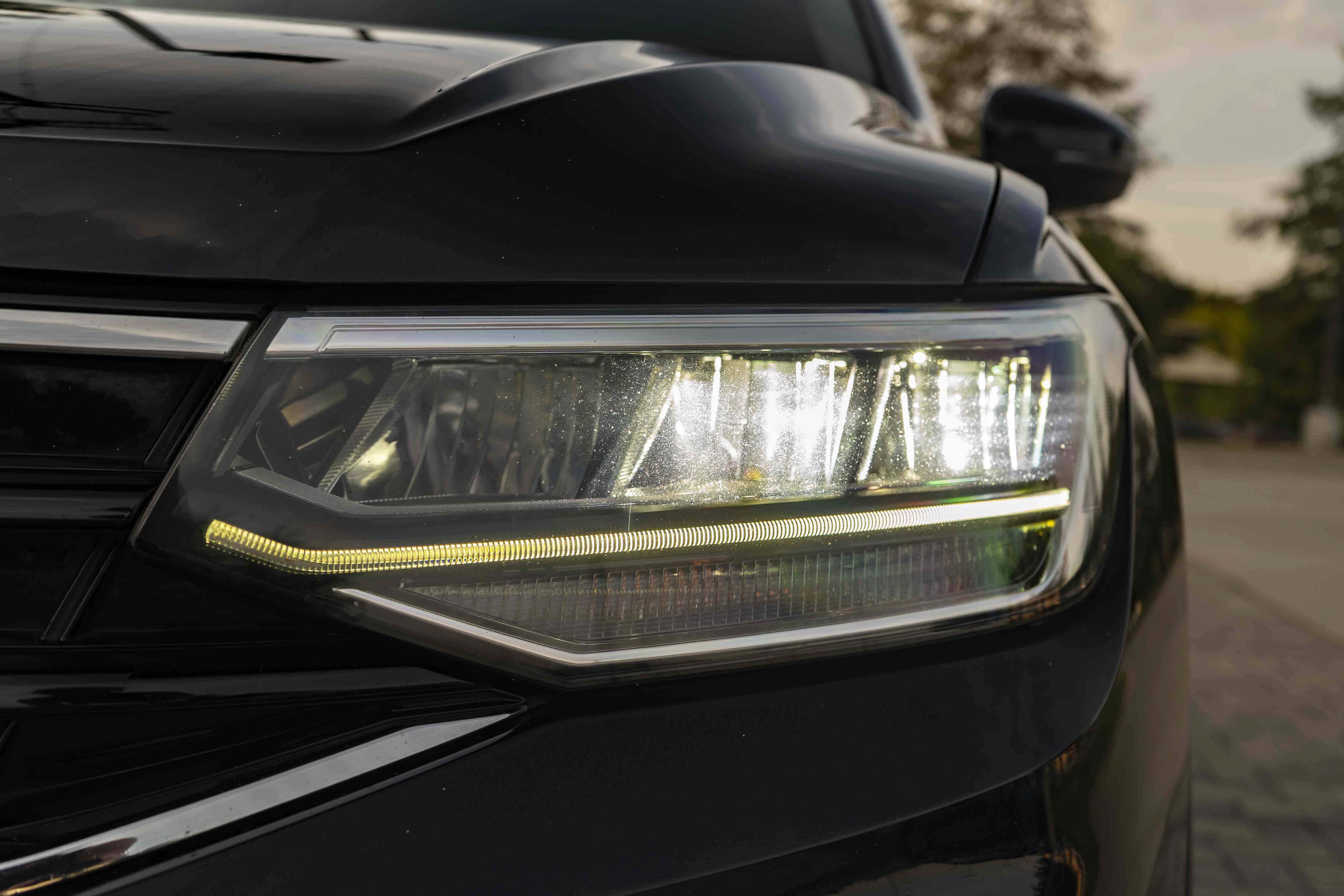 Certified 2023 Volkswagen Tiguan SE R-Line FWD image 10