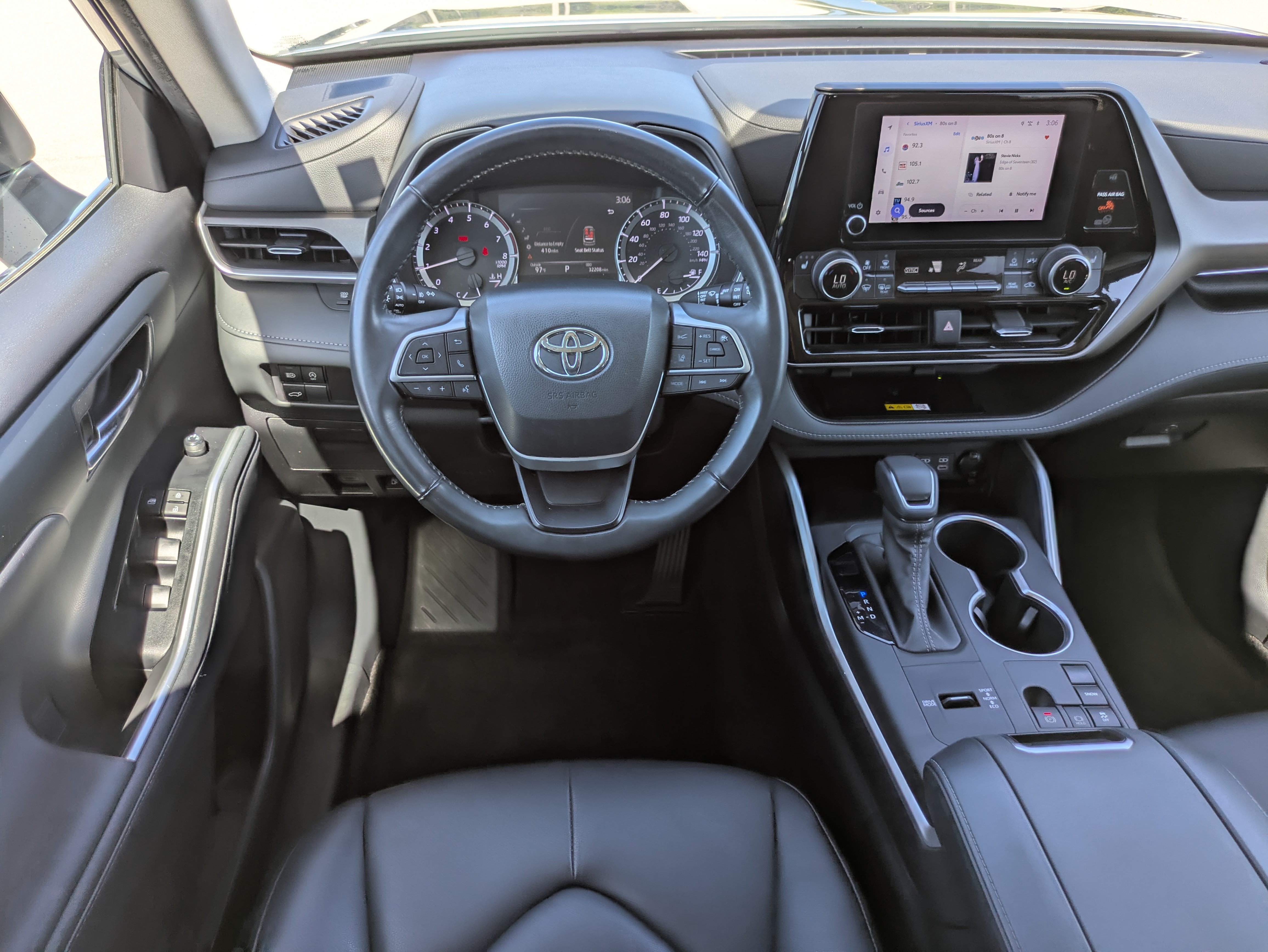Used 2023 Toyota Highlander XLE FWD image 16