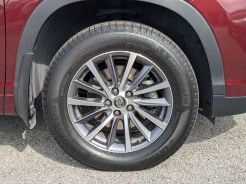 Used 2018 Toyota Highlander SE image 11