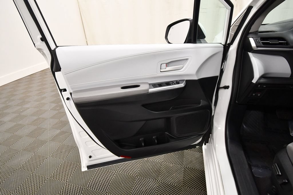 Used 2025 Toyota Sienna LE AWD/4WD image 13
