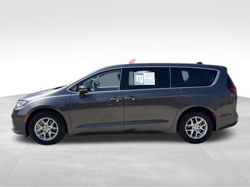 Used 2023 Chrysler Pacifica Touring-L FWD image 28