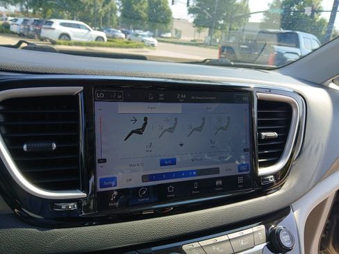 Used 2023 Chrysler Pacifica Touring-L FWD image 14