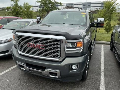 Used 2017 GMC Sierra 2500 Denali w/ Suspension Package, Off-Road AWD/4WD image 2