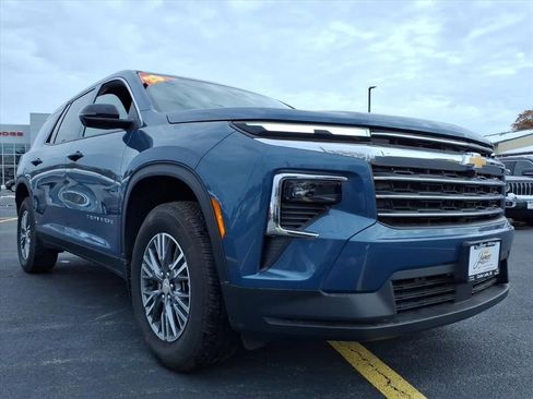 Used 2025 Chevrolet Traverse LT w/ Driver Confidence Package image 9