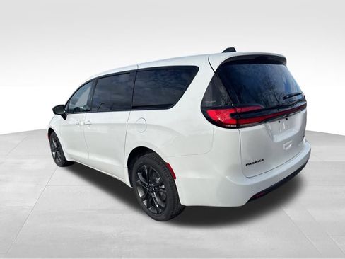 New 2026 Chrysler Pacifica Select image 3