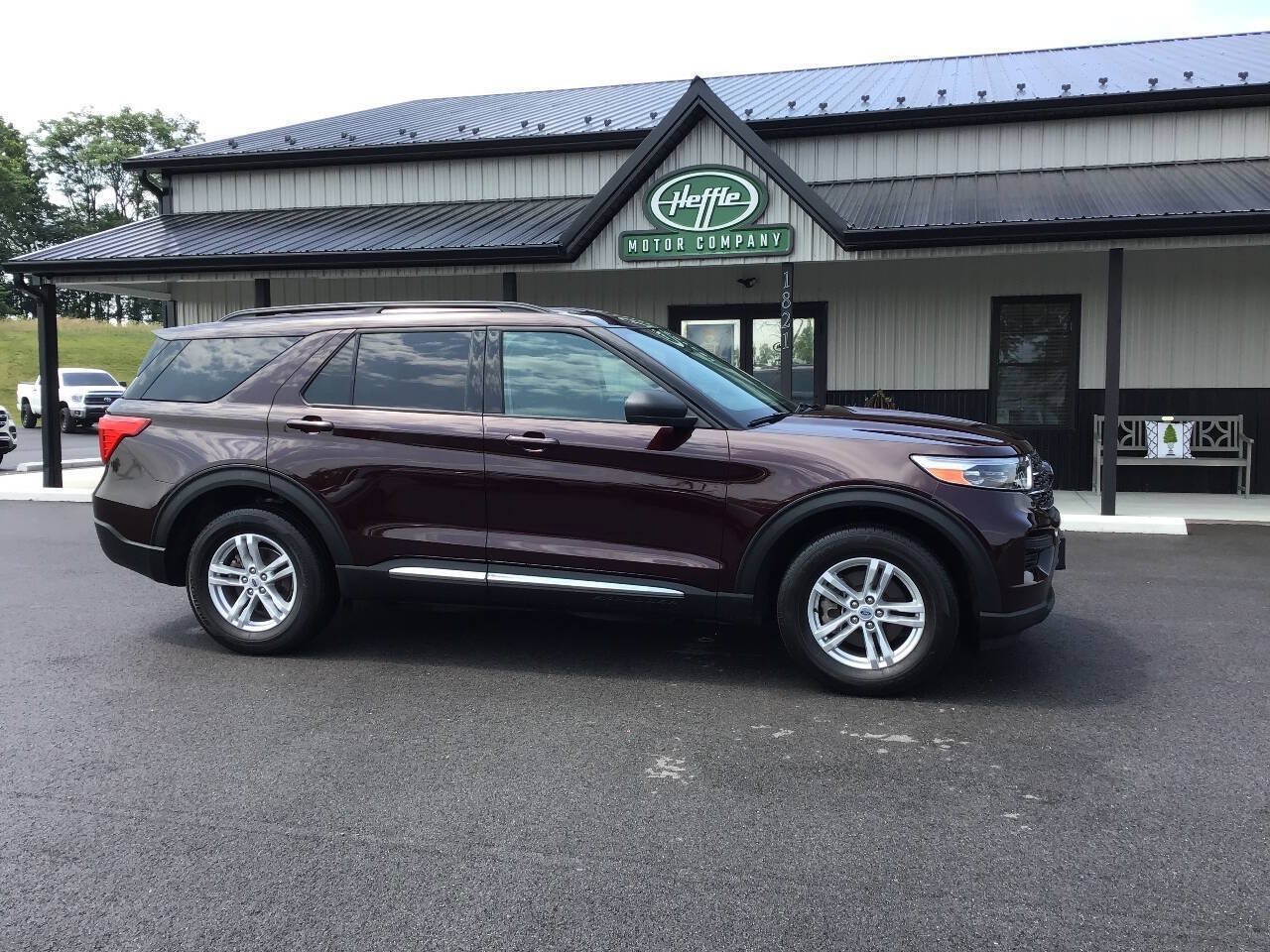 Used 2023 Ford Explorer XLT AWD/4WD image 2