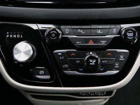 Used 2023 Chrysler Pacifica Touring-L FWD image 26