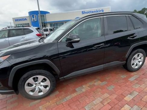 Used 2021 Toyota RAV4 LE FWD image 6