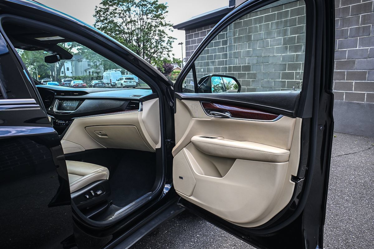 Used 2018 Cadillac XT5 Luxury w/ Driver Awareness Package FWD image 16
