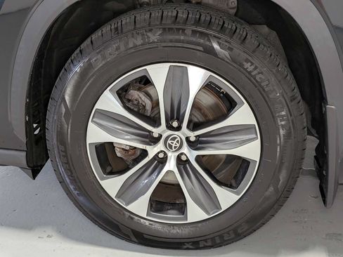 Used 2021 Toyota Highlander XLE AWD/4WD image 3
