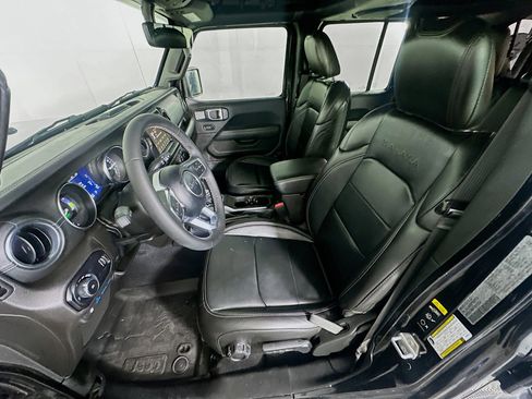 Used 2023 Jeep Wrangler Sahara image 13