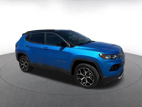 Used 2025 Jeep Compass Limited AWD/4WD image 2