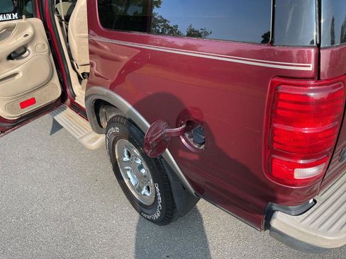 Used 2001 Ford Expedition Eddie Bauer image 38