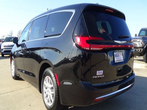 Certified 2025 Chrysler Pacifica Select FWD image 8