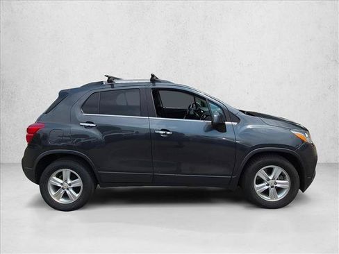 Used 2017 Chevrolet Trax LT w/ LT Convenience Package FWD image 4