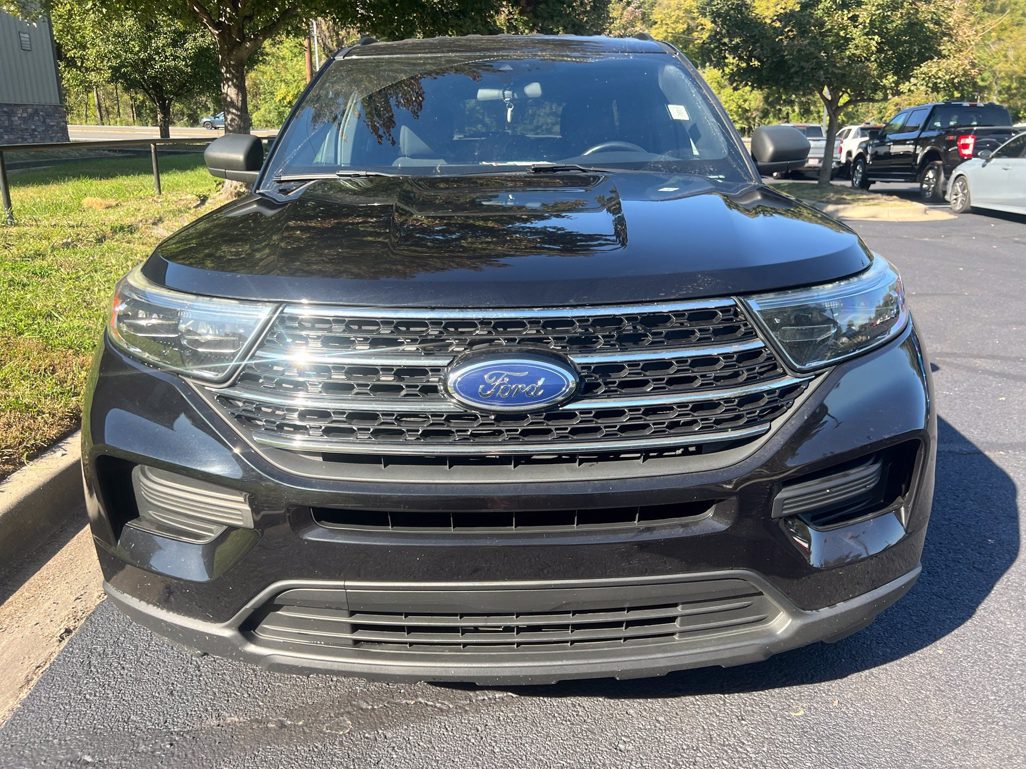 Used 2020 Ford Explorer XLT w/ Comfort Package AWD/4WD image 2