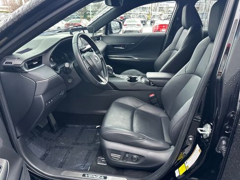 Used 2024 Toyota Venza XLE image 12