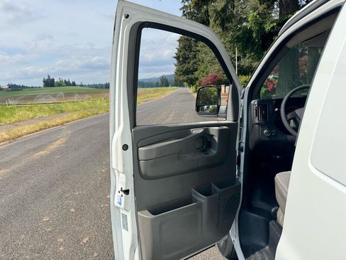 Used 2009 GMC Savana 3500 RWD image 17