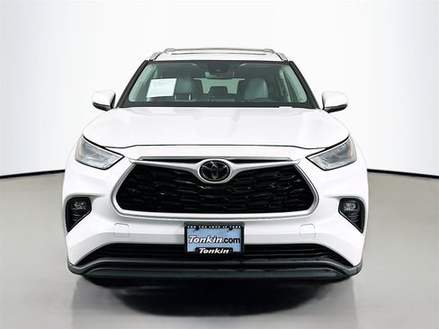 Used 2022 Toyota Highlander XLE image 2