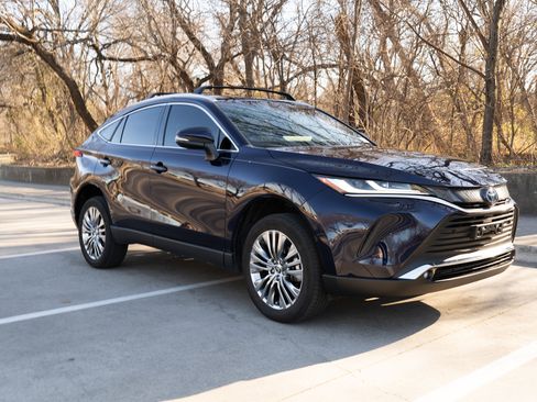 Used 2024 Toyota Venza XLE image 2