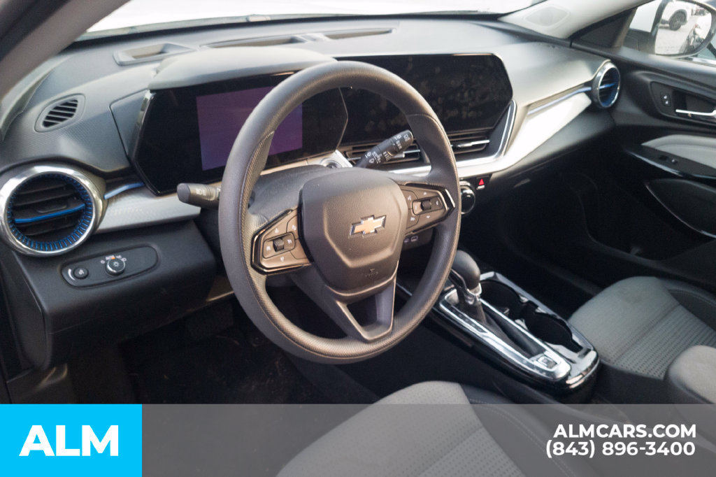 Used 2025 Chevrolet Trax LT FWD image 6